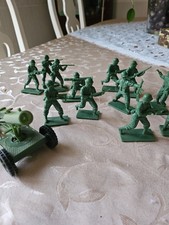 Plastik Kanone und Soldaten