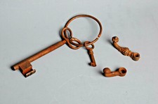 2 alte Bart-Schlüssel mit Schlüsselring + 2 alte Fensterladen-Riegel aus Metall