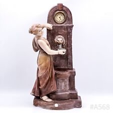 Figürliche Stuck Tischuhr Frau an Brunnen mit Löwenkopf, verso vez. A.M.B. '37