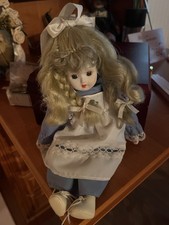 Reizende Puppe mit Porzellan