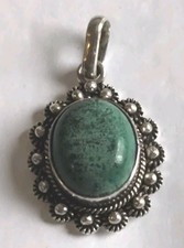 Alter Anhänger mit grünem