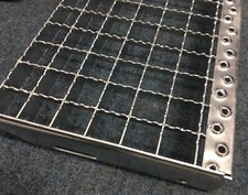 Gitterroststufe verzinkt MW