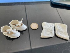 antike  Puppen Leder Schuhe und Spitzensöckchen  Zubehör ~ 1900