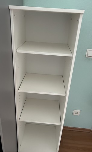 Weißes und schmales wandregal - und,