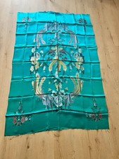 Chinesische Tischdecke / Wandtuch mit aufwendigem Stickmuster – 190x125 cm