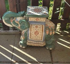 Blumenhocker Elefant aus