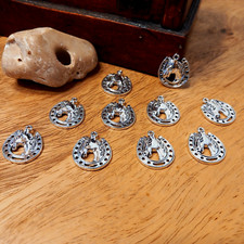 10 Hufeisen mit Pferdekopf