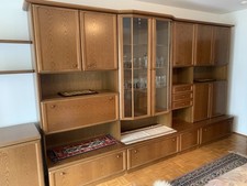 Edle Schrankwand / Vitrine aus Holz – viel Stauraum & klassisches Design