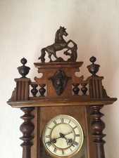 Wanduhr antik Pendel mit Schlagwerk / Pferd