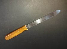 Victorinox Magic Knife - Brotmesser - dicker massiver Holzgriff, Wellenschliff