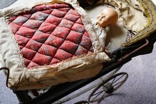 sehr altes, antikes Puppenwagen mit Puppe aus dem Nachlass / Dachbodenfund