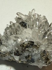 Bergkristall auf Pyrit & Zinkblende, aus BRD, Sammlungsauflösung N°82/B26