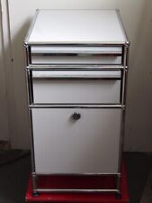 USM Haller Container zwei Schubladen eine Klappe auf offenem Sockel; Lichtgrau