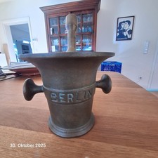 Altes sehr schweres dekoratives Gefäss zum Mörsern mit Stössel / Berlin