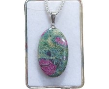 Rubin in Fuchsit Cabochon