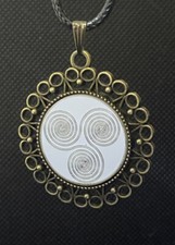 Talisman Frequenz Anhänger Triskele 432HZ Coin Radionik Scheibe Lotus Mystik MWO