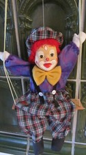 Clown Harlekin auf Schaukel