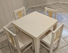 Ikea Tisch Lack (55x55x45 cm) mit 4 Stühlen Kritter (29x29x53 cm), weiß