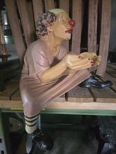 Große Clown-Figur sitzend |