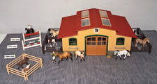 SCHLEICH 42110 großer PFERDEHOF mit extra Pferden Fohlen Reiter und SPRINGPLATZ