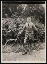 Fotografie junger Mann im Anzug mit Fahrrad, Velo, Bike 