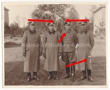 136438: Gruppenfoto, Offiziere des Heeres, Dolch, Feldbluse, Mantel Schirmmütze