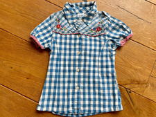 NEU: ROOM SEVEN: Bluse Karo kariert & bestickt Blumen blau – weiß – Gr. 116
