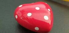 Porzellan Herzen Tischdeko Hochzeit Herz glasiert rot mit weißen Punkten 5,7 x 5