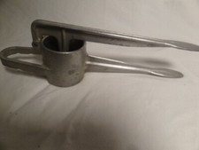 1 Original Spätzlepresse Spätzle Kartoffelpresse Aluminium  Auflage für den Topf