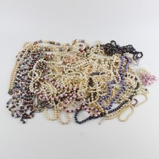 Großes Konvolut Ketten Perlenketten Zuchtperlen Imitationsperlen über 2 kg