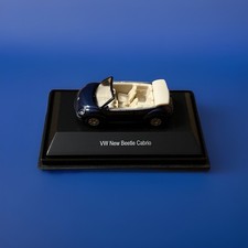 VW New Beetle Cabrio, Dunkelblau Metallic, im Maßstab 1:87