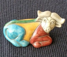 Kuh (Wasserbüffel) in Raku-Technik, liegend 