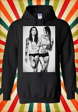 Sexy Tattoo Mädchen lachen