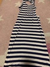 Enges Kleid mit Blau Weißen