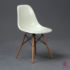 Vitra Eames Fiberglas Side