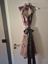Dirndl mit Stehkragen und