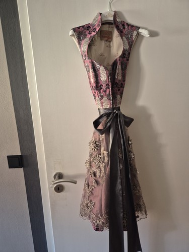 Dirndl mit stehkragen und - dirndl,