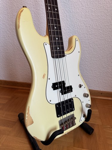 Vintage icon bass bird - p, /
