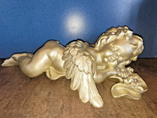 Goldener Engel liegend