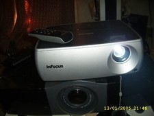 InFocus Beamer IN2104 PLP Projektor 2500 ANSI lampe bei 307 std mit fernbedienun