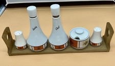 Menage-Set für Öl, Essig, Salz Zucker und Pfeffer auf einem Holzständer