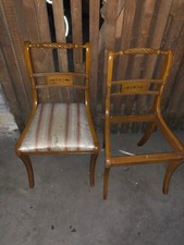 2 antike Holzstühle