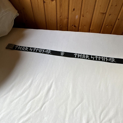 Schwarzer stoffgürtel mit - schwarzer,