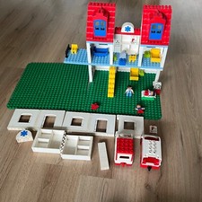 Lego Duplo Krankenhaus 5795 mit grüner Duplo Grundplatte Rettungswagen Krankenw.