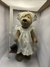 Teddy Als Putzfrau Steht Von