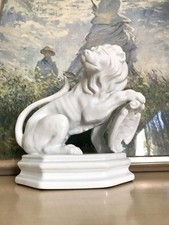 Antike Replik Porzellan Figur Löwe weiß auf Sockel Neundorf