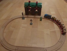 Brio Holzeisenbahn mit Lagerhaus-Diesellok-Waggons-Signale-Figuren- 25 Teile