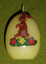 eiförmige Kerze mit handgearbeitetem Dekor (Hasenbild), ca. 8 cm hoch