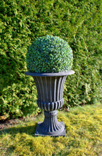 Dekorativer Pflanzenkübel in rustikalem schwarz inkl. Kunststoff-Buchsbaumkugel