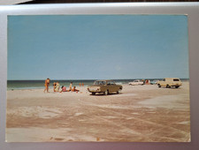 1 Ansichtskarte vom Strand in DÄNEMARK mit sehr alten Autos, leer, ungelaufen